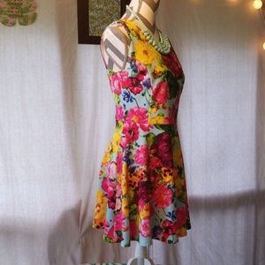 Adorable floral dress - size L